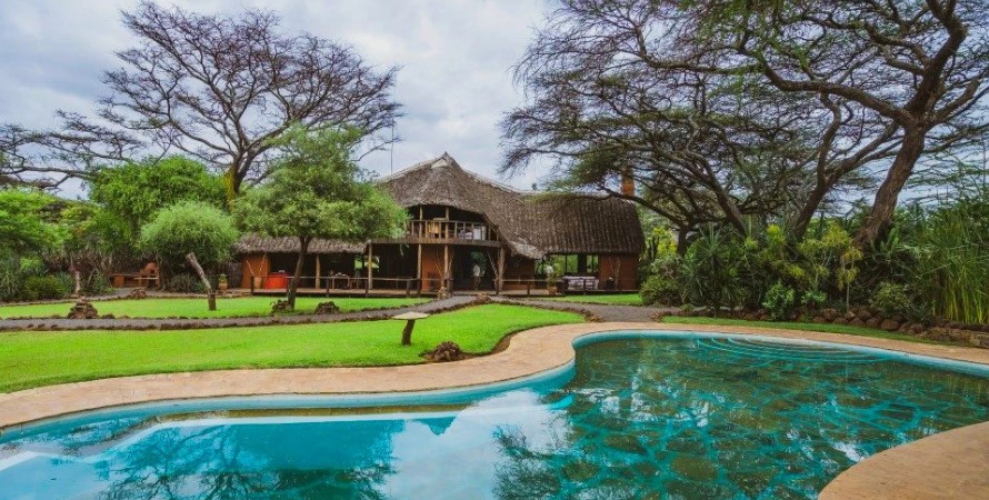 Accommodation in Amboseli National Park: Accommodation in Amboseli national park are categorized as luxury, midrange, budget and campsites accommodation facilities. Visitors will have a chance to stay at a lodge, hotel or campsite or his or her choice bases on the interests